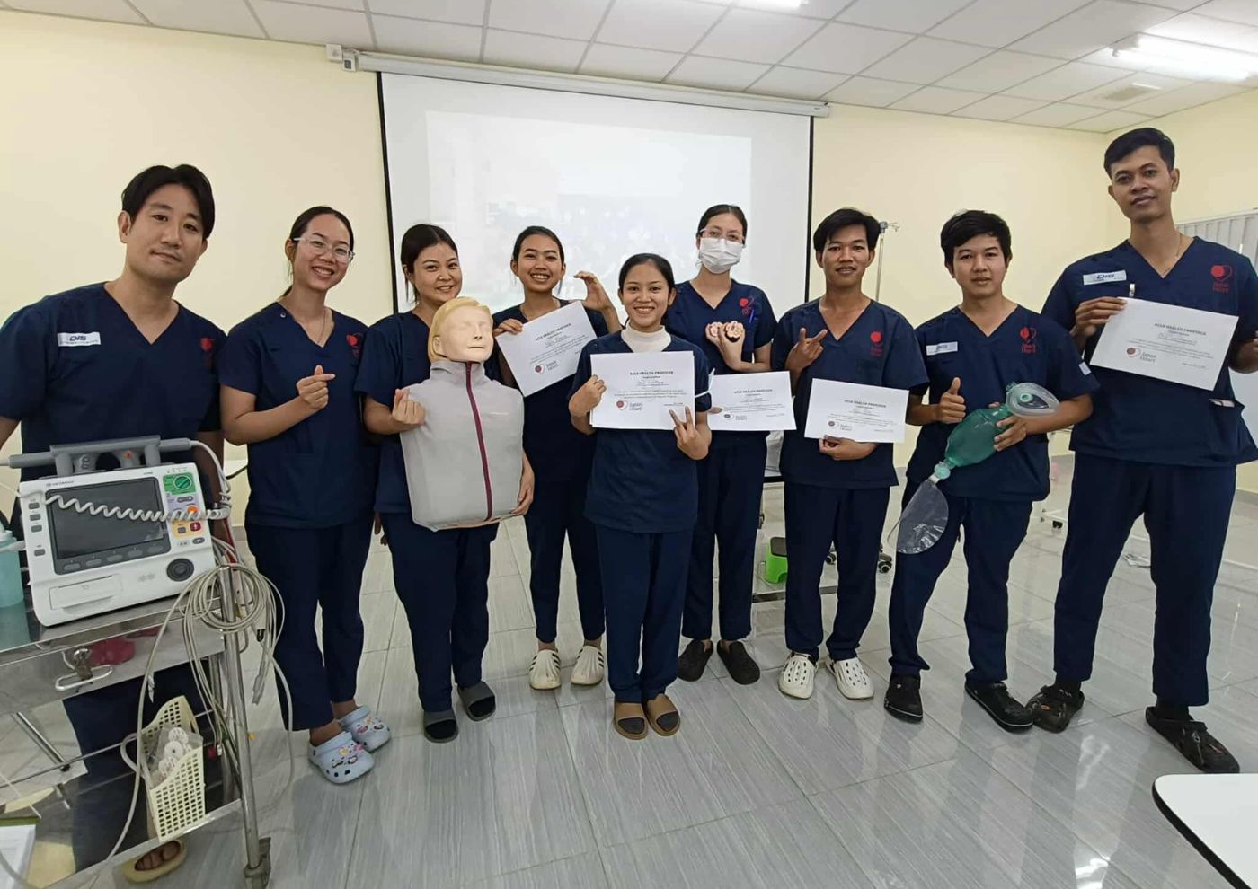 カンボジア人スタッフによる初のACLSコース開催