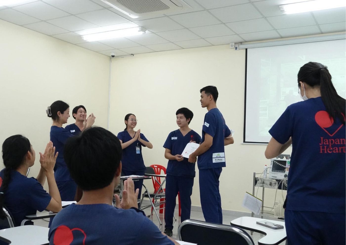 カンボジア人スタッフによる初のACLSコース開催